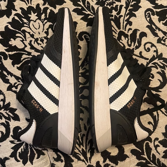 These are fairly worn adidas sneakers - Picture 4 of 6